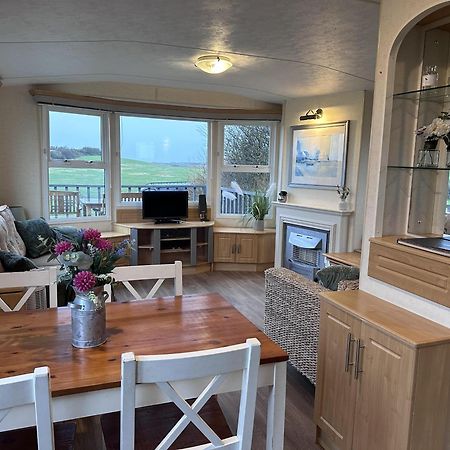 Captivating 2-Bed Static Caravan In Holyhead Llanfachraeth Buitenkant foto