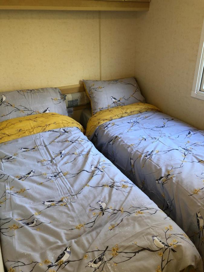 Captivating 2-Bed Static Caravan In Holyhead Llanfachraeth Buitenkant foto