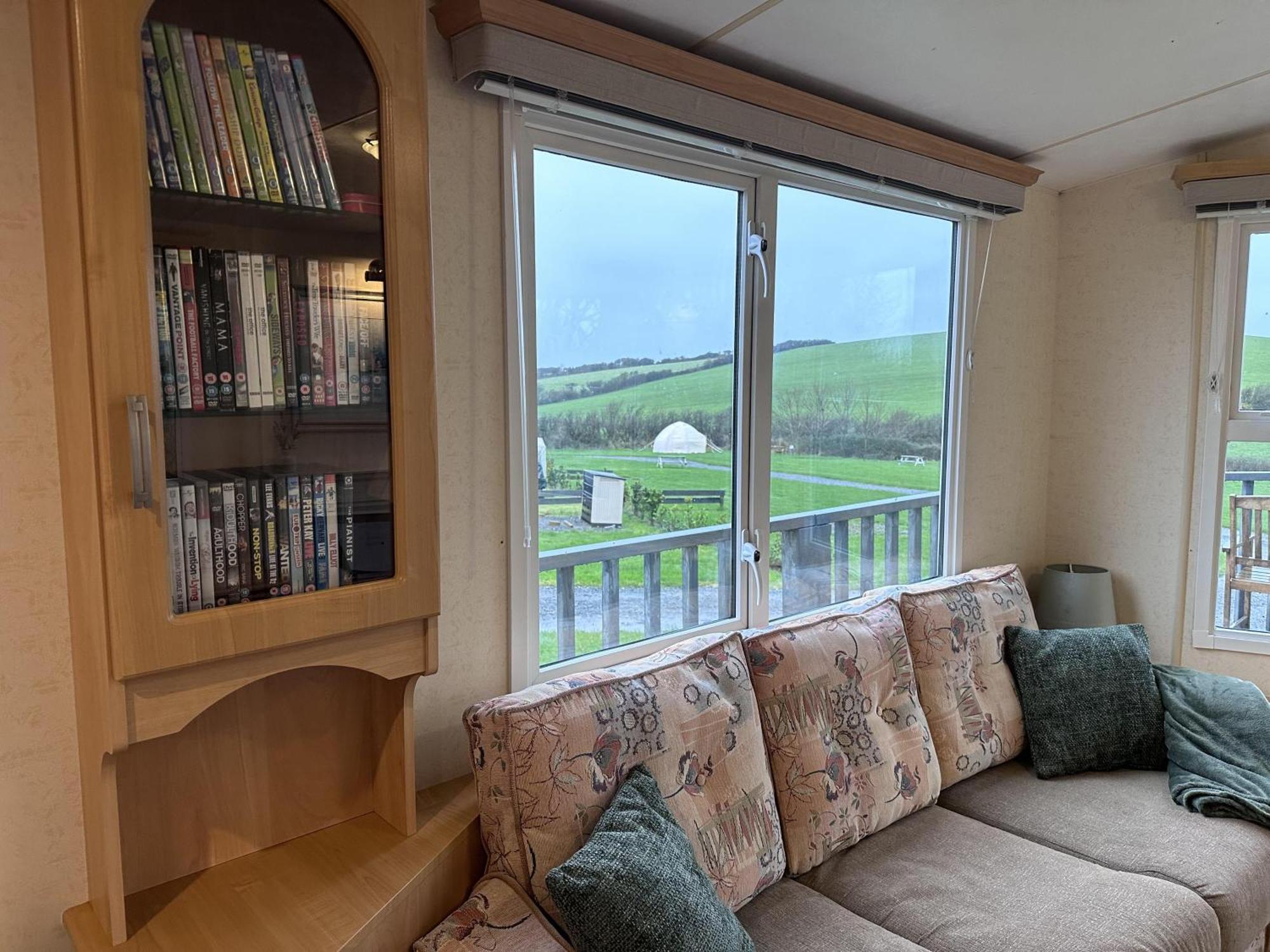 Captivating 2-Bed Static Caravan In Holyhead Llanfachraeth Buitenkant foto